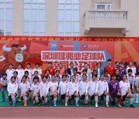  公益足球进校园，明星球员亲自授课