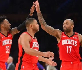  外援双塔统治内线，客队篮板优势显威力