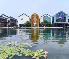  足球特色小镇落成，体旅融合激活经济  