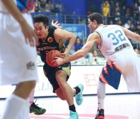  张镇麟隔扣外援辽宁战胜青岛展实力