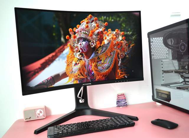  电竞解说金句频出，专业点评圈粉无数