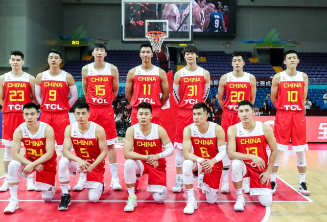  球星慈善赛温暖开踢，爱心捐款突破纪录  