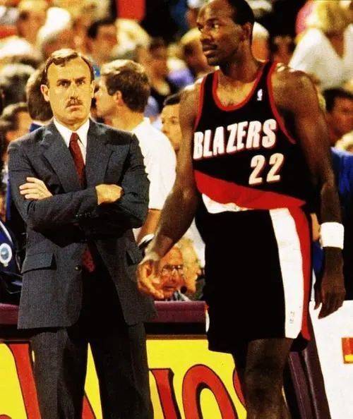  篮球名宿执教青年军，传承经验培育新人