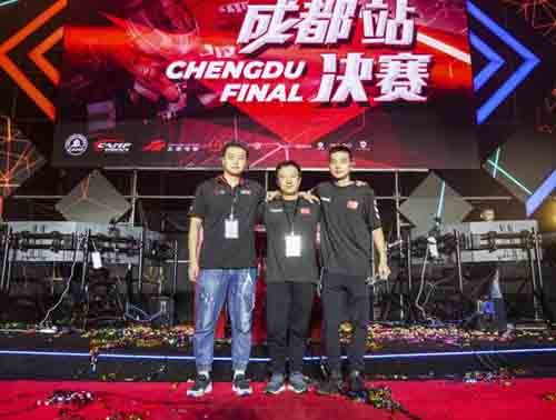  电竞选手日常训练，汗水铸就辉煌战绩